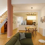 Lägenhet Modern Loft With Projector E Private Garden, Station