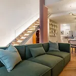 Lägenhet Modern Loft With Projector E Private Garden, Station